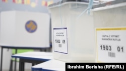 Glasačke kutije na biralištu u prvom krugu lokalnih izbora na Kosovu, 12. oktobra 2025.