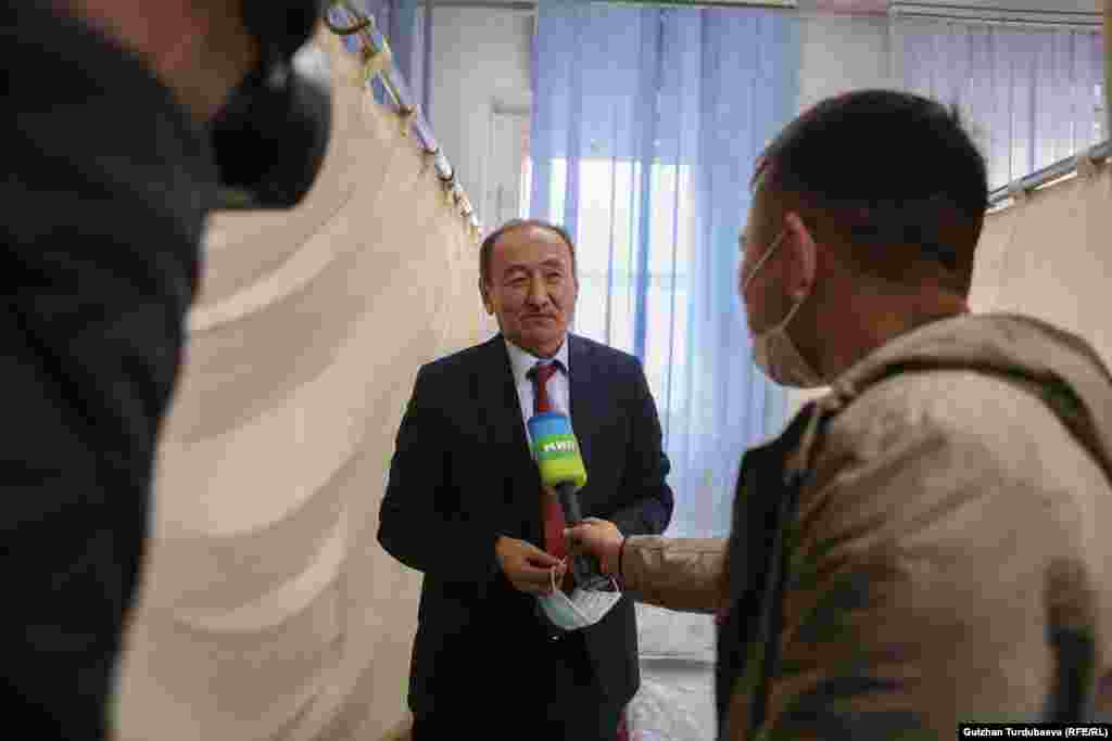 Саламаттык сактоо жана социалдык өнүктүрүү министри Алымкадыр Бейшеналиев коронавируска каршы эмдөөдөн өткөн соң журналисттерге интервью берип жаткан чагы. Анын айтымында, вакцинаны алган адамдын саламаттыгында оорчулуктар болсо, өкмөт менен министрлик жооп берет".