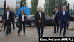 Алмазбек Атамбаев вместе со своими сторонниками в резиденции в Кой-Таше. Архивное фото. 