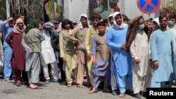 Coadă formată în fața unei bănci la data de 1 septembrie 2021, după redeschiderea acestora sub anumite condiții.