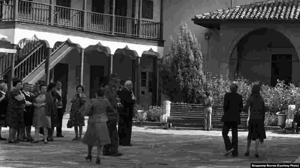 Turistler Bağçasaraynıñ diqqatqa lâyıq yerlerinden biri ve Qırımnıñ eñ çoq tanılğan yeri olğan Hanlar sarayınıñ iç azbarçığını dolaşa&nbsp;