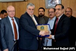 د خیبر پښتونخوا د سوداګرو ټولنې پخوانی مشر زاهدالله شینواری د پاکستان لپاره د ماسکو له سفیر سره ګوري: انځور فبروري ۱۹، کال ۲۰۱۸