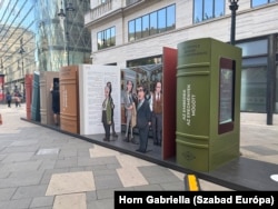 A Magyar Brand Kulturális Egyesület installációján két felirat is szerepel, „Az emberek az eredmények mögött” és a „Tudós is ember”