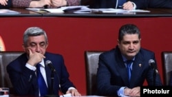 Президент Армении Серж Саргсян (слева) и премьер-министр Армении Тигран Саргсян