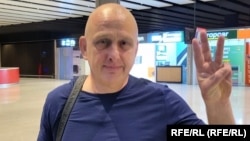 Jurnalistul Vladislav Iesipenko, în drum spre Praga, după eliberarea din detenție, în Crimeea