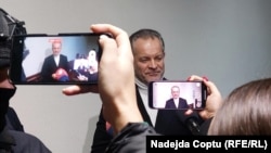 Vladimir Plahotniuc răspunde la întrebările jurnaliștilor în timpul ședinței de judecată din 17 decembrie 2025.