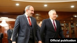 Бывший президент Казахстана Нурсултан Назарбаев (справа) в прибывшим на саммит ЕАЭС премьер-министром Армении Николом Пашиняном. Нур-Султан, 28 мая 2019 года.