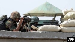 د پاکستان پوځ سرتېري په میرامشا کې له یوې پوستې سیمه څاري - انځور له ارشیفه. 