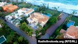 Маєток Петра Порошенка на березі Середземного моря у містечку Аталая-Ісдабе в муніципалітеті Естепона на півдні Іспанії