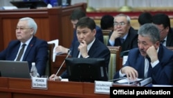 Премьер-министр баштаган өкмөт мүчөлөрү парламентте. 