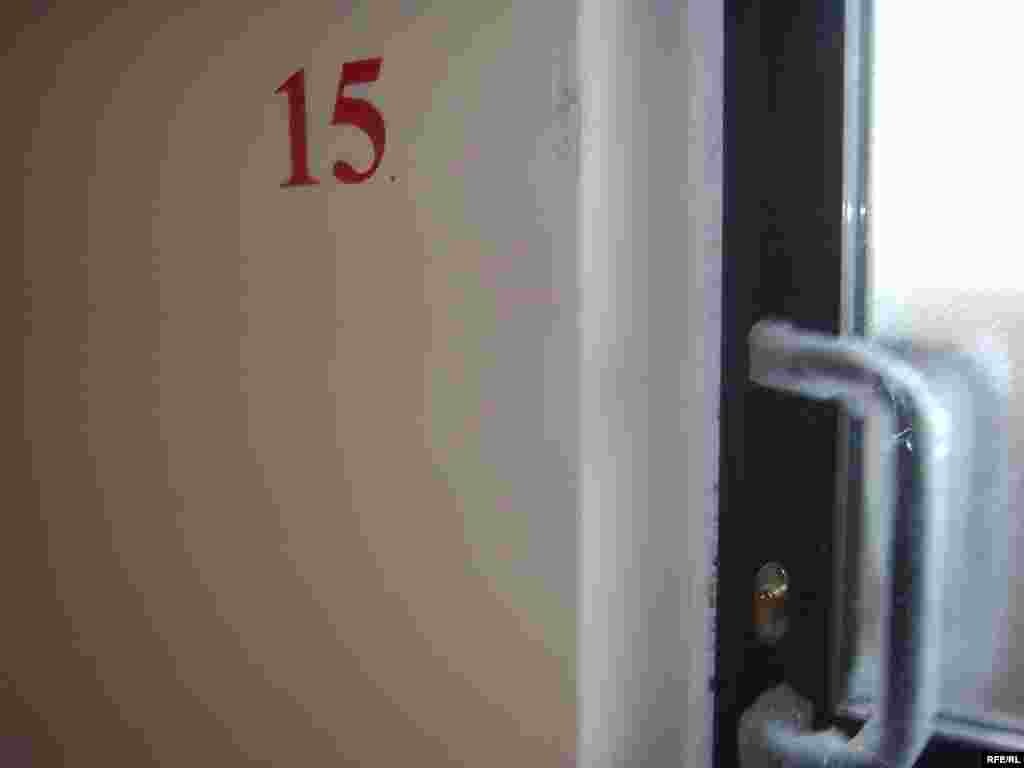 Трагедия случилась на 15-ом этаже жилого дома, когда Шолпан вышла с подругами из гостей.  - Трагедия случилась на 15-ом этаже жилого дома, когда Шолпан вышла с подругами из гостей. 