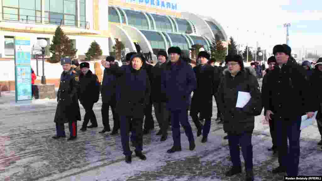 Теміржол вокзалындағы автотұрақтағы жағдайды тексеруге түстен кейін қала әкімі Әсет Исекешов (ортада) келді. Ол қарамағындағы қызметкерлерге "вокзал алдындағы гүлзарлар мен тас жолдарды кішірейтіп, автотұрақты үлкейтіңдер" деген тапсырма берді. Астана, 10 қаңтар 2017 жыл.