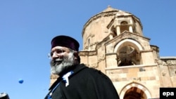 Армянский Константинопольский партиарх Месроп Мутафян возле отреставрированной церкви Сурб Хач на острове Ахтамар, 29 марта 2007 г.