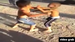 Интернетке жарыяланган балдардын мушташы.