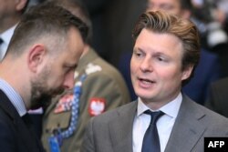 Ministrul olandez al Apărării, Ruben Brekelmans, discută cu omologul său polonez Władysław Kosiniak-Kamysz. Ministrul olandez a declarat înainte de summit că NATO trebuie să găsească metode mai eficiente de a doborî drone.