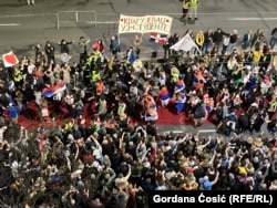 Zeci de mii de studenți ajung în Belgrad, pe 14 martie 2025, după ce au protestat în alte orașe din Serbia.