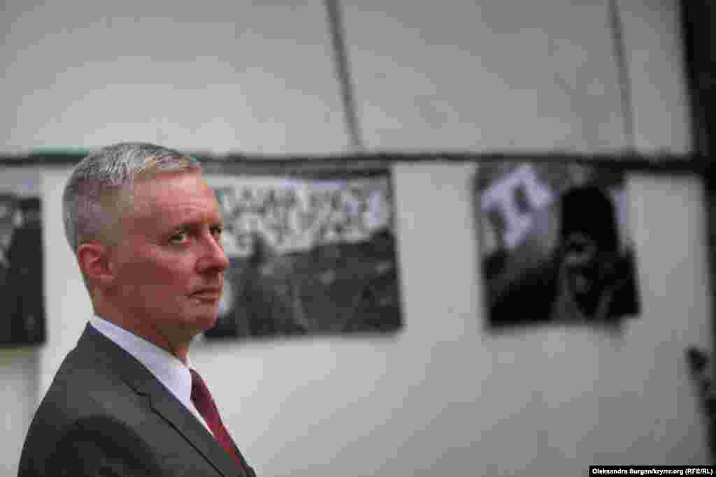 Litvaniyanıñ Ukrainadaki elçisi Valdemaras Sarapinas.&nbsp; "Bu tedbir, Litvaniya içün biz Qırımnıñ işğaline, insan aqlarınıñ bozuluvına qarşı olğanımıznı bildirmek içün daa bir fırsattır. Litvaniya &nbsp;daima Ukrainanıñ dostu edi, bar ve olacaq ve onıñ topraq bütünligini desteklemege devam etecek".&nbsp;