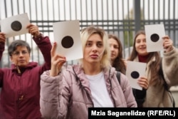 გაჟონილი ფურცელი - ეს გამოსახულება საპარლამენტო არჩევნების შედეგების წინააღმდეგ დაწყებული კამპანიის სიმბოლო გახდა.