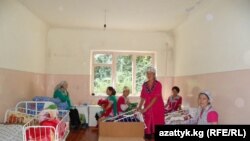 Кадамжай райондук ооруканасынын төрөт бөлүмүндөгү энелер ушундай пардасы жок, жапыс бөлмөлөрдө жатат.