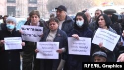 Бежавшие из карабахского Гадрута армяне проводят акцию протеста на площади Республики в Ереване (архивная фотография)