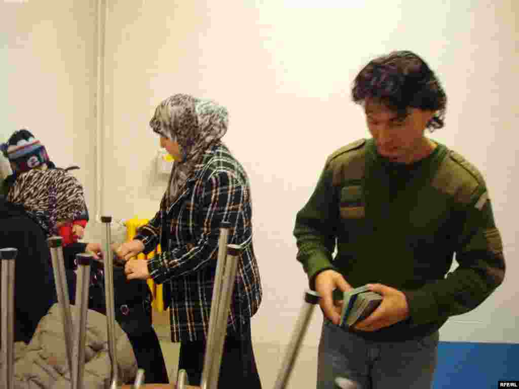 Нұрғалиевтер отбасы қабылдау бөлмесінде жауап күтіп жүр. Вышни Лхоты, 1 ақпан  2009 жыл. - Семья Нургалиевых в ожидании ответа об их положении. Вышни Лхоты, 1 февраля 2009 года.