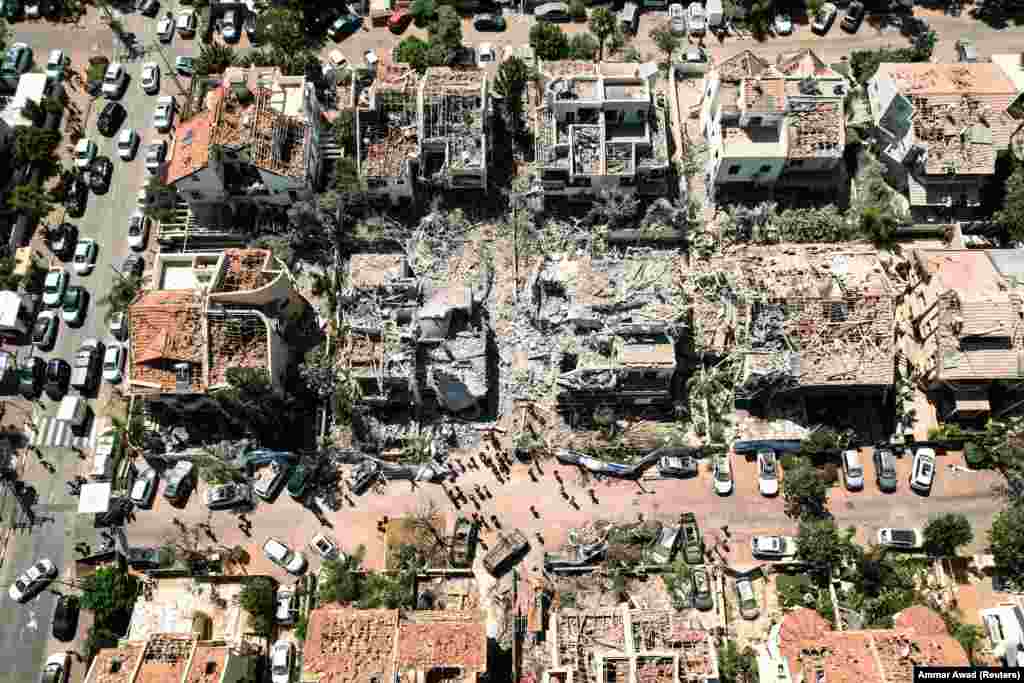 Fotografija snimljena dronom prikazuje štetu na stambenim kućama i mjestu pogođenom iranskim raketnim napadom na Izrael, u Rishon LeZionu, 14. juna 2025. godine.