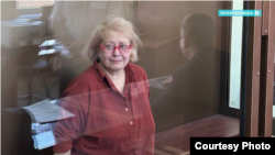 Jurnalista din Rusia, Ekaterina Barabaș, în timpul unei ședințe de tribunal (fotografie de arhivă)
