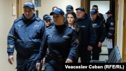 Evghenia Guțul, escortată de polițiști la ședința de judecată de pe 31 martie, de la Judecătoria Chișinău cu sediul Buiucani. Decizia a fost pronunțată pe 1 aprilie.