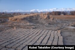 Кочкор-Башы шаарынын Кум-Дөбө айылындагы калдыгы. Азыр бул карахандык шаардын ураган дубалдарынан кыш куюшат.Кочкор району, Нарын облусу. 07.07.2021