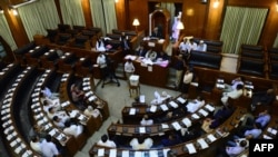 د ارشیف انځور: د سند اسمبلۍ غړي خپلې رایې استعمالوي. 