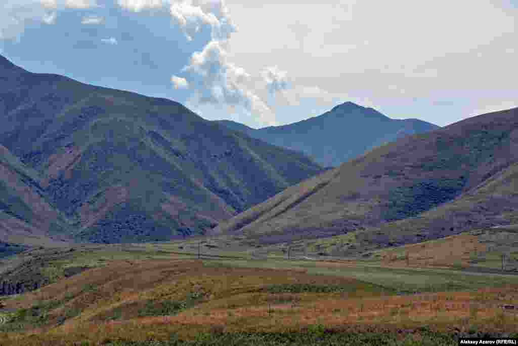 Географиялық тұрғыда қала өте қолайлы жерде орналасқан. Айналасында мал жайылымдары көп.&nbsp;Қастек шатқалы басталған жерден орын тепкен қалашықтың жоғары жағында асу бар.&nbsp;Сол арқылы Шу аңғарына жетуге болады. Қараханидтердің астанасы Баласағұн (Қырғызстандағы Тоқмак қаласына жақын) қаласымен тығыз байланысы болған. 14 ғасырдың соңында осы асу арқылы Темір әскері өткен. Қаланың төменгі жағында Қастек өзені ағып жатыр.&nbsp;