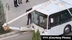 Azatlyk Radiosynyň redaksiýasyna gelip gowşan bir suratda köçäniň gyrasynda yşyklandyryş çyralary ýerleşýän sütüniň täze awtobusyň üstüne agyp duran pursatyny görse bolýar. Sentýabr, 2025 ý.