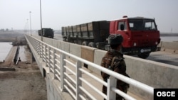 موتر های بار بری تاجکستان در نزدیکی مرز با افغانستان