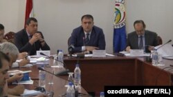 Председатель Таможенной службы Таджикистана Хуршед Каримзода (в центре) на пресс-конференции в Душанбе, 2 августа 2018 года. 