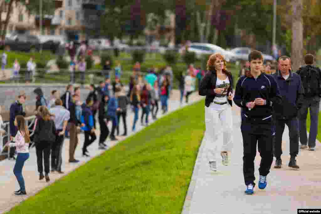 "Шәмсенур" паркында президент һәм баша рәсмиләр алдында күмәкләп күнегүләр ясау мизгеле, Әлмәт