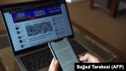 "Майванд ТВ" телеканалынын кабарчысы "Талибандын" маалымат катчысы Забиулла Мужахидден келген катты окуп жатат. Кабул. 6-февраль, 2019-жыл.