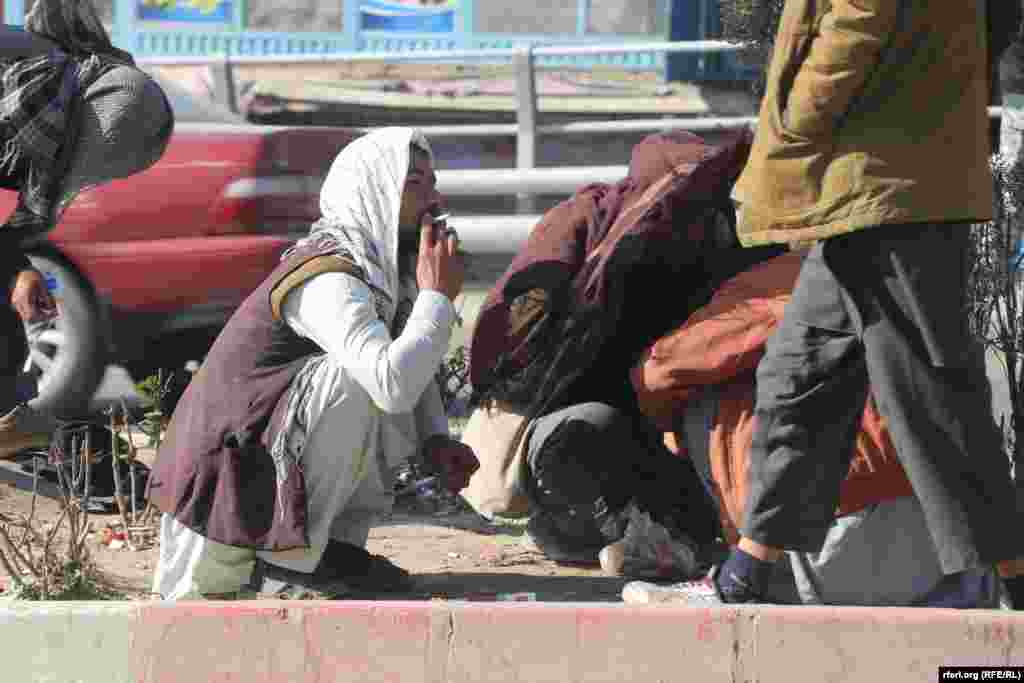 معتادین در شهر کابل قبلاً در زیر پل&zwnj;ها و ویرانه&zwnj;ها این شهر بودوباش می&zwnj;کردند اما اکنون در جاده&zwnj;ها و مناطق رهایشی مردم افزایش یافته اند.