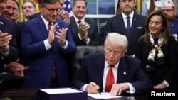 Președintele SUA, Donald Trump, semnează legea care pune capăt blocajului bugetar. 12 noiembrie 2025.