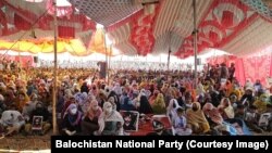 په مستونګ کې پرلت ته داسې کسان هم ورغلي چې وايي د کورنیو غړي یې له مودې راهیسې ورک دي - د اپرېل دویمې انځور.