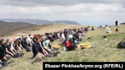 Qırımtatar yaşları sürgünlik vaqtında elâk olğan ecdatlarınıñ hatırasını añmaq içün Çatır Dağğa çıqalar. Qırım, 2021 senesi mayısnıñ 16-sı