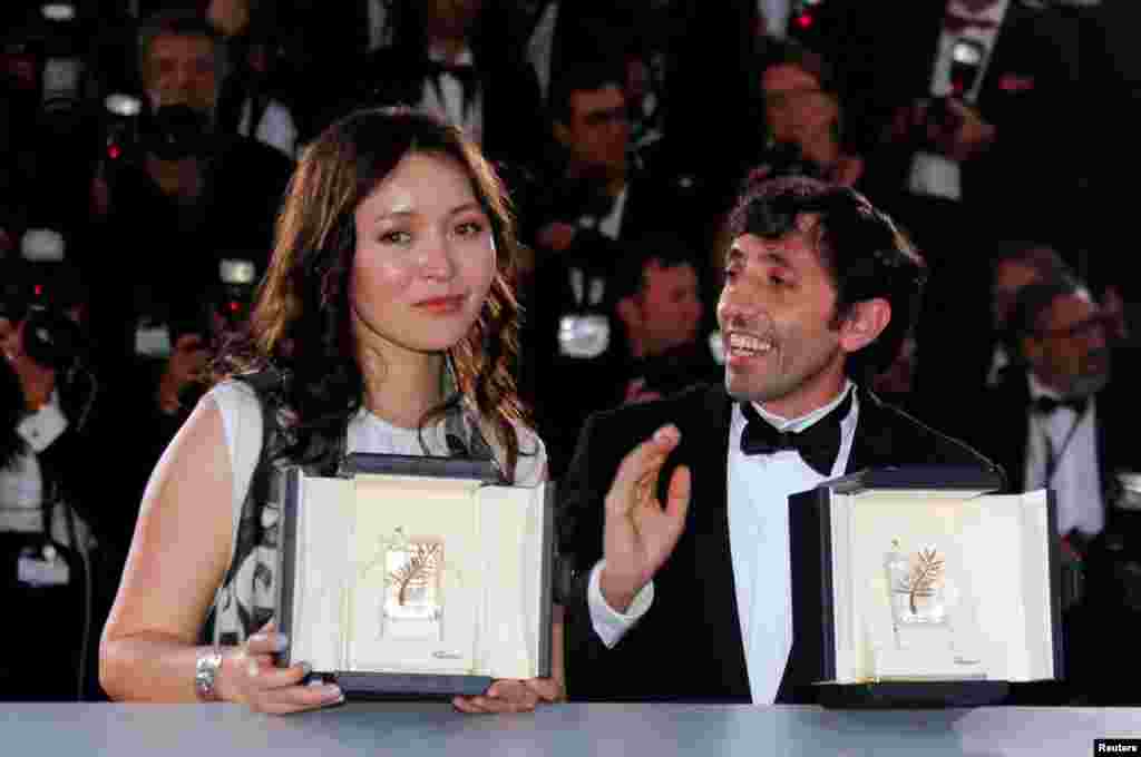 Канн фестивалінде "Үздік ер рөлі" номинациясының жеңімпазы италиялық Марселло Фонте мен Самал Еслямова.&nbsp;