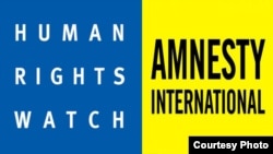 Human Rights Watch and Amnesty International guramalarynyň emblemalary.