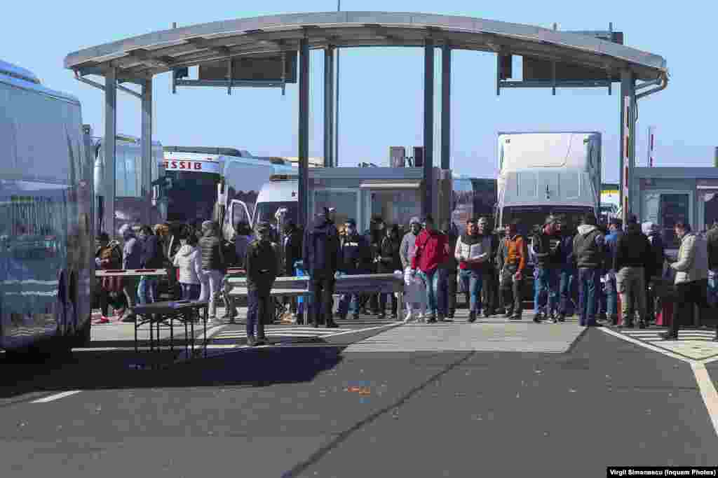 Zeci de mii de români care lucrau în străinătate, unii rămași fără locuri de muncă, alții speriați de perspectiva sumbră a pandemiei, au început să se întoarcă acasă. Vama Nădlac a fost printre cele mai aglomerate în perioada martie-aprilie, cozile fiind kilometrice iar timpii de așteptare și de peste 24 de ore.