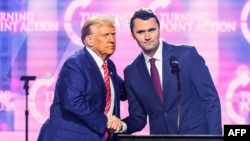 Дональд Трамп і Чарлі Кэрк на кансэрватыўным мітынгу ў Арызоне ў сьнежні 2024 году