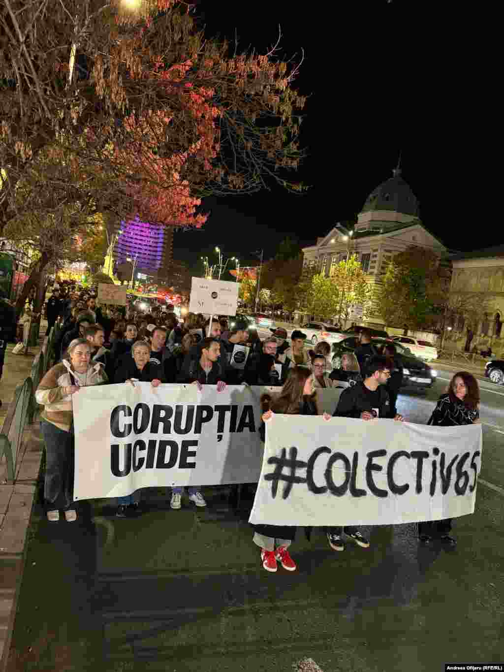 Participanții la marș au ținut bannere cu mesajul #Colectiv65 și Corupția ucide.27 dintre cele 65 de victime au murit pe 30 octombrie 2015.