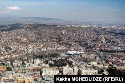 Вид на Тбилиси - гора Махата и ее часть, так называемая Арсенальная гора – еще не освоенная территория