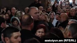 Եկեղեցուց բերանը փակելով հեռացնում են քաղաքացուն, ով բղավում էր. «Ստեփան Ասատրյանն իրավունք չունի պատարագ մատուցելու», հոկտեմբերի 26,2025թ.