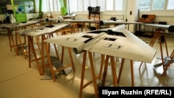 Така изглеждат корпусите на камикадзе дрона Samjet във втория етап на производство - поставянето на фината електроника, двигател, камери.