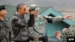 Prezidenti Obama Günorta Koreýa bilen Demirgazyk Korýanyň araçägindäki “Demilitarizasiýa zonasy” diýlip atlandyrylýan ýerde Demirgazyk Korýanyň territoriýasyna dürbi arkaly syn edýär. 25-nji mart, 2012. 