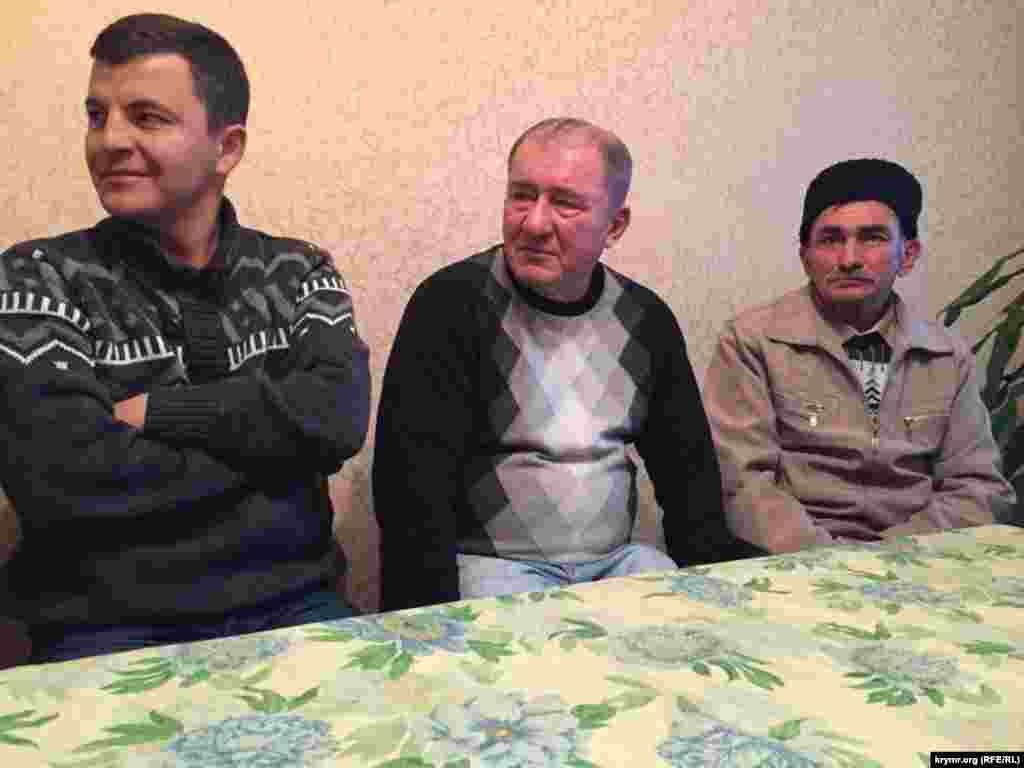 Qırımtatar Milliy Meclisiniñ azaları, milliy areket faalleri SİZOda yatqan Meclis reisiniñ muavini Ahtem Çiygoznıñ doğğan künü munasebetinen ana-babası yaşağan Bağçasaray rayonınıñ Topçıköy köyündeki evinde toplaştılar.